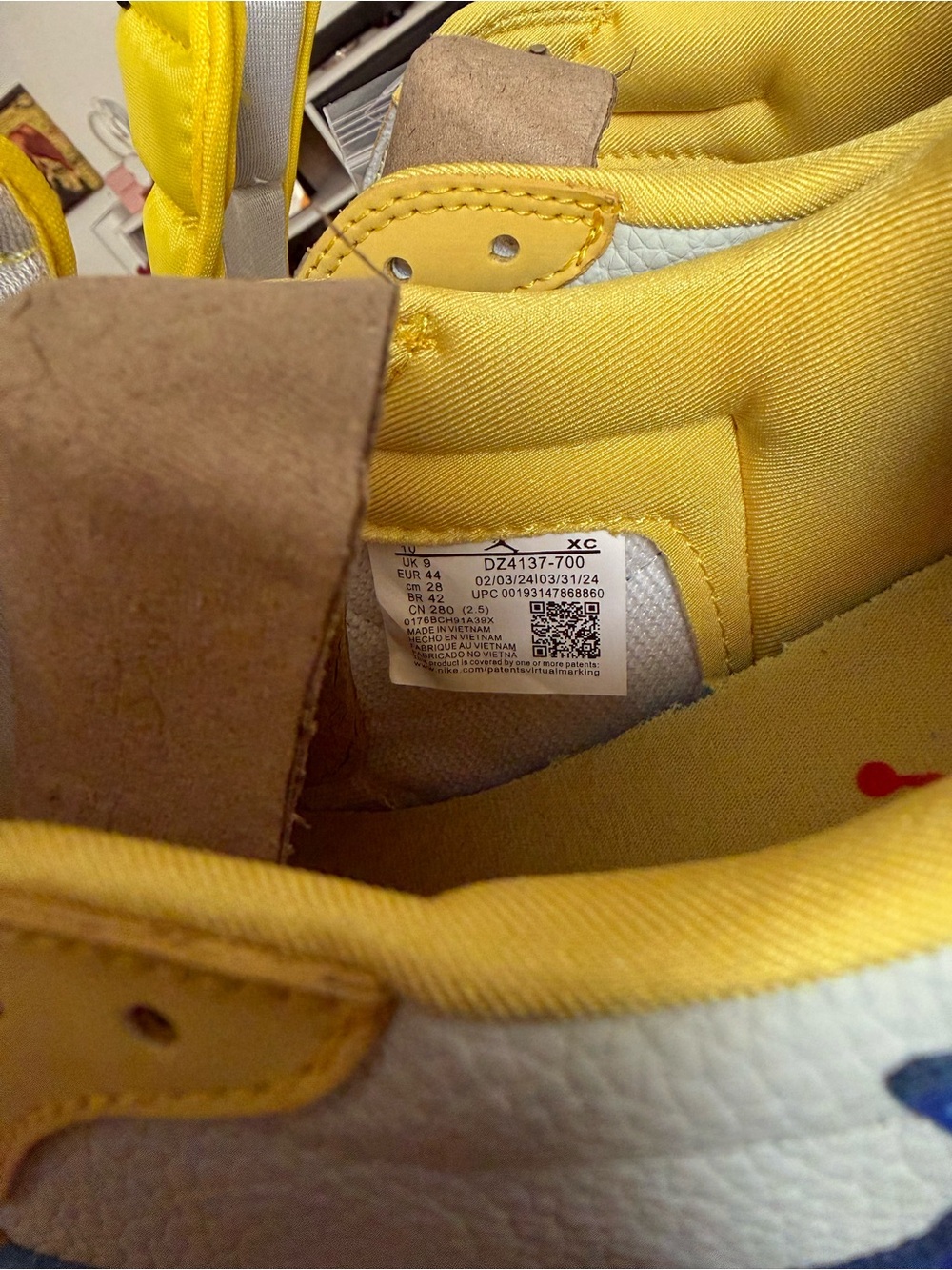 Jordan 1 Low Travis Scott Canary - Picture 5 of 10
